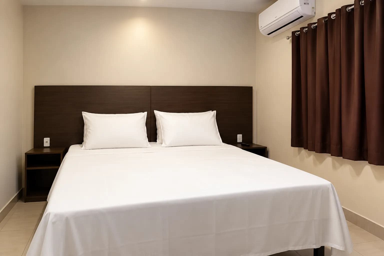 Quarto de casal com cama arrumada